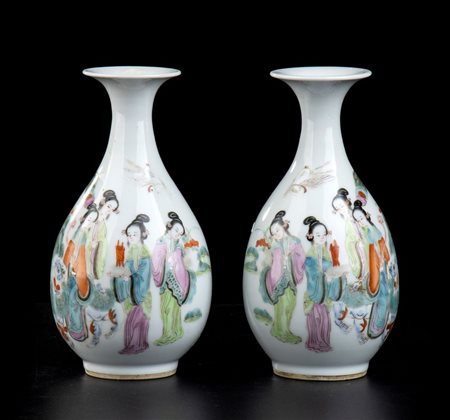  
DUE BOTTIGLIE IN PORCELLANA CON DECORO A SMALTI POLICROMI 
 