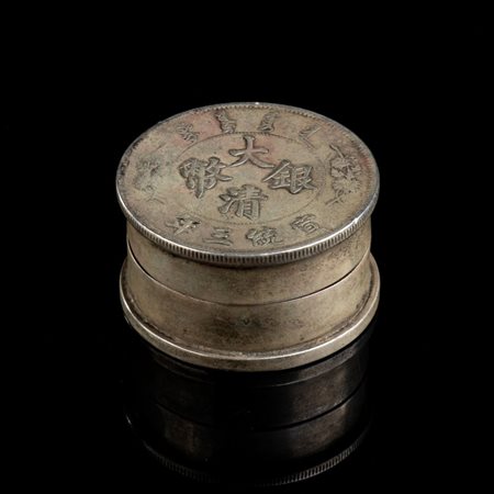  
PICCOLA SCATOLA CIRCOLARE CON COPERCHIO IN METALLO 
 