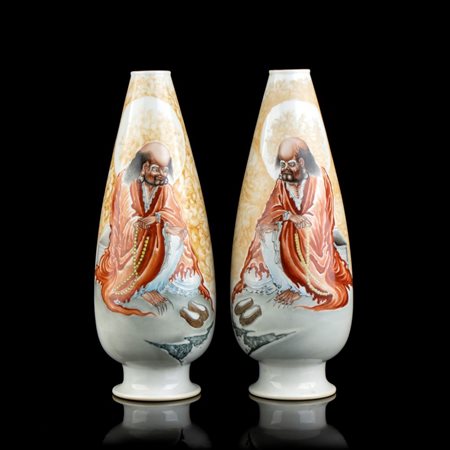  
COPPIA DI VASI IN PORCELLANA CON DECORO A SMALTI POLICROMI 
 