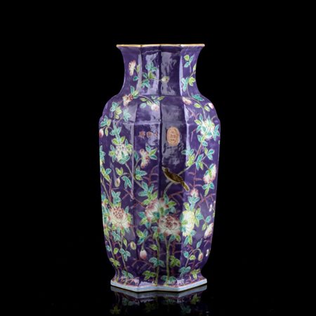  
Vaso in porcellana sfaccettato con motivo floreale sul fondo 
 