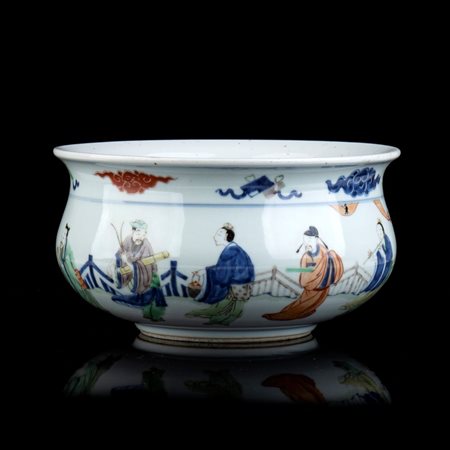  
BACILE IN PORCELLANA CON DECORO A SMALTI POLICROMI 
 