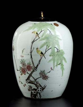  
GIARA IN PORCELLANA CON DECORO A SMALTI POLICROMI 
 