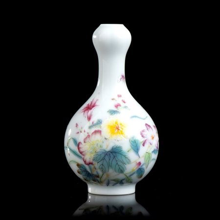  
PICCOLO VASO A BOTTIGLIA CON BOCCA A 'TESTA D'AGLIO' IN PORCELLANA CON DECORO A SMALTI POLICROMI 
 