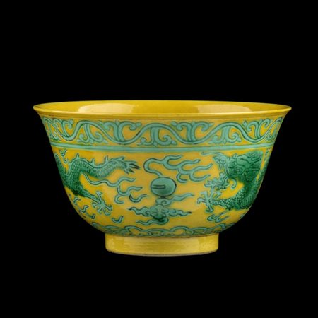  
PICCOLA CIOTOLA IN PORCELLANA CON DECORO DI DRAGHI A SMALTI VERDE E GIALLO 
 