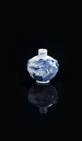 SNUFF BOTTLE<BR>Snuff bottle in porcellana bianca e blu