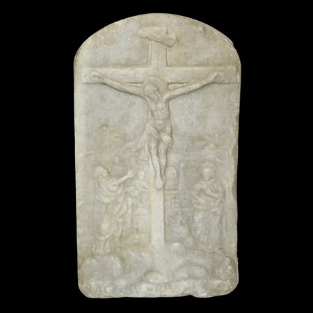 Autore del XV secolo - Bassorilievo a stiacciato su marmo bianco raffigurante Crocifissione con le Marie e personaggi sullo sfondo prospettico con case, 15° secolo