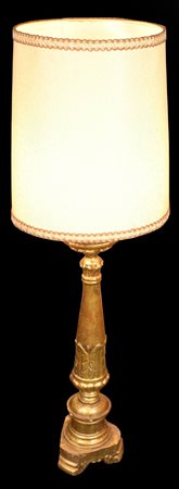 LAMPADA in legno dorato e intagliato a motivi classicheggianti h cm 120, base...