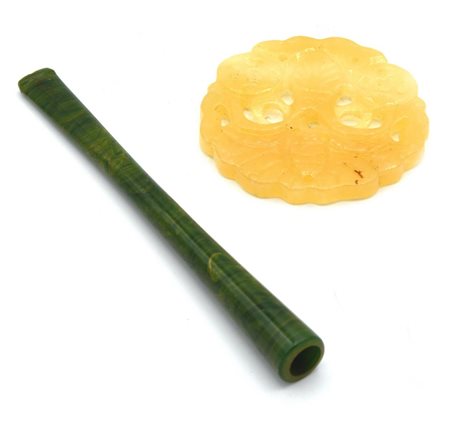 LOTTO COMPOSTO DA: - bocchino portasigarette in giadeite - pendente in...