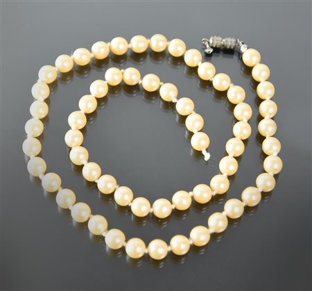 COLLANA DI PERLE realizzata ad un filo di perle imitazione, diametro mm 7,80...