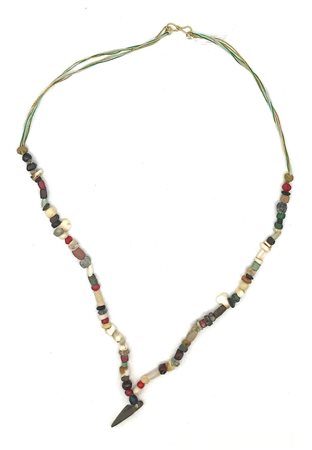 COLLANA in pietre dure, pasta vitrea e cristallo di rocca, con vaghi...