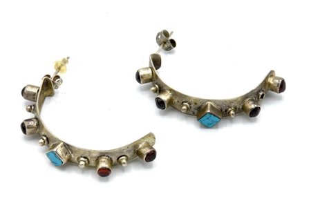 ORECCHI A MEZZALUNA IN ARGENTONE DECORATI CON TURCHESE E PICCOLE PIETRE DURE...