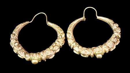 COPPIA DI ORECCHINI CON MOTIVI VEGETALI in argentone, modellati a...