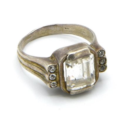 ANELLO IN ARGENTO CON ZIRCONE RETTANGOLARE INCORNICATO DA PICCOLI ZIRCONI...