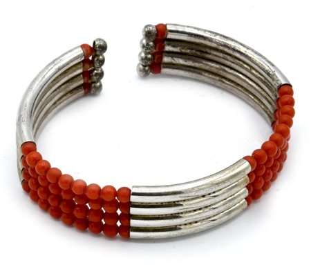BRACCIALE IN METALLO ARGENTATO E MICRO SFERE DI COLOR ROSSO