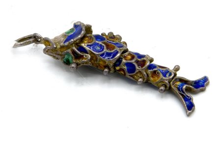 PENDENTE IN ARGENTONE E SMALTI MODELLATO A PESCE lunghezza cm 4,5