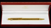 PENNA A SFERA marca Must de Cartier, metallo dorato, entro astuccio originale...