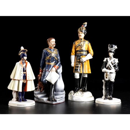  
Lotto di quattro statuine di vario soggetto e dimensioni 
 