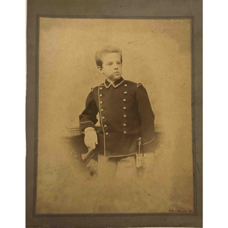  
Grande foto di Vittorio Emanuele III in divisa da allievo Casa Savoia e corti europee...
 