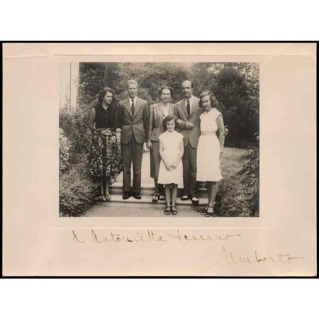  
Foto con dedica di Umberto II con famiglia Casa Savoia e corti europee...
 