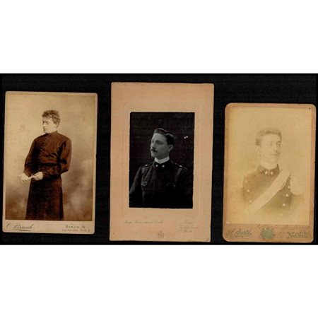  
Lotto di 3 foto con giovani membri della famiglia reale Casa Savoia e corti europee...
 