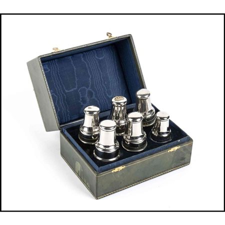  Cofanetto personale da viaggio con boccette medicinali della regina Margherita  Casa Savoia e corti europee... 