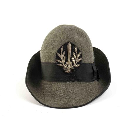  
Cappello alla alpina da maresciallo dell'associazione nazionale Arditi d'Italia Militaria...
 