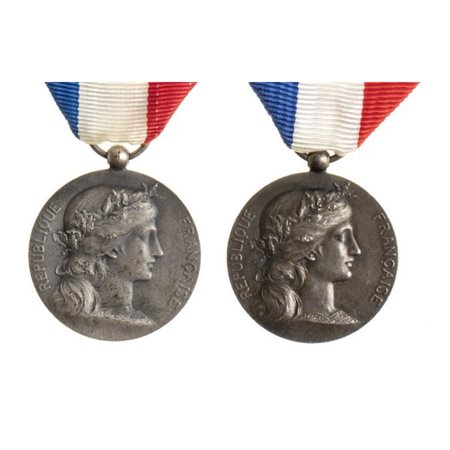  
LOTTO DI DUE MEDAGLIE, UNA IN ASTUCCIO ORDINI E MEDAGLIE - FRANCIA...
ARGENTO, 26 MM 