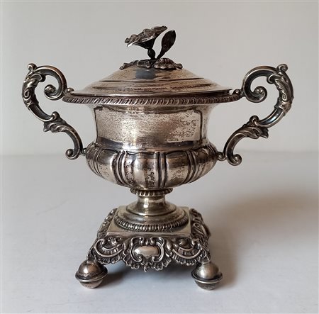 ZUCCHERIERA IN ARGENTO SBALZATO H.CM.16 PESO GR.238 PUNZONE INCUDINE -...