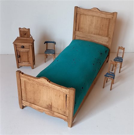 LETTO COMODINO E TRE SEDIE IN MINIATURA - LETTO CM.48X21 H.CM.26 - PRIMA...