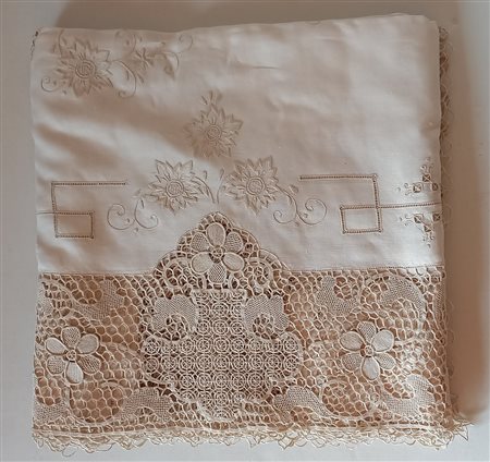 TOVAGLIA E DODICI TOVAGLIOLI IN TESSUTO DI LINO CON RICAMI E APPLICAZIONI...