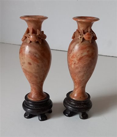 DUE VASETTI ORIENTALI IN MARMO CON BASI IN LEGNO H.CM.15