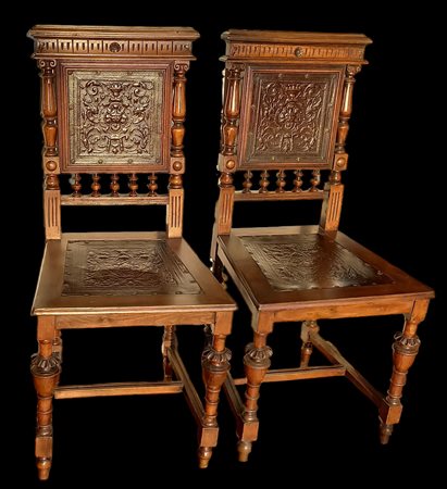 DUE SEDIE IN LEGNO INTAGLIATO E TORNITO CON SEDUTA E SCHIENALE IN CUOIO...