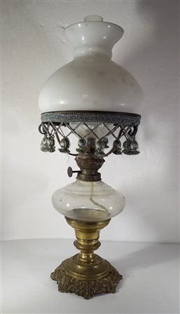 LUME A PETROLIO IN METALLO SBALZATO E VETRO - PARALUME IN VETRO LATTIMO...