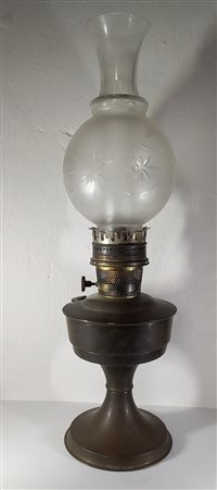 LUME A PETROLIO IN METALLO - PARALUME IN VETRO SATINATO E DECORATO H.CM.60 -...