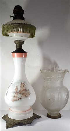 LUME A PETROLIO IN VETRO BIANCO DECORATO E METALLO H.CM.56 - PARALUME IN...