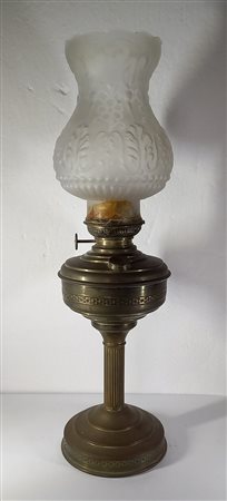 LUME A PETROLIO IN METALLO SBALZATO E BRUNITO - PARALUME IN VETRO DECORATO...