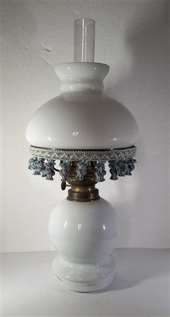 LUME A PETROLIO IN CERAMICA - PARALUME IN VETRO LATTIMO ORNATO CON NAPPINE...