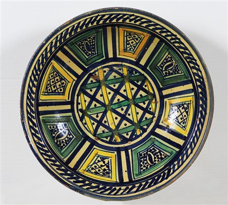 ANONIMO Piatto in maiolica. Area Italia. Maiolica. Cm 32,00 x 9,00.