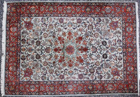 Tappeto orientale di vecchia lavorazione. Tappeto. Cm 220,00 x 340,00.