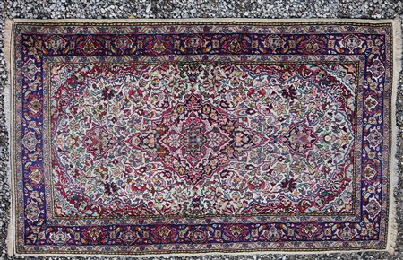 Tappeto orientale di vecchia lavorazione. Tappeto. Cm 92,00 x 148,00.