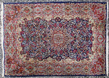 Tappeto orientale di vecchia lavorazione. Tappeto. Cm 206,00 x 150,00.