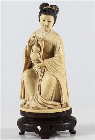 MANIFATTURA CINESE DEL XIX SECOLO Senza titolo. Avorio. Cm 9,00 x 19,00 x...