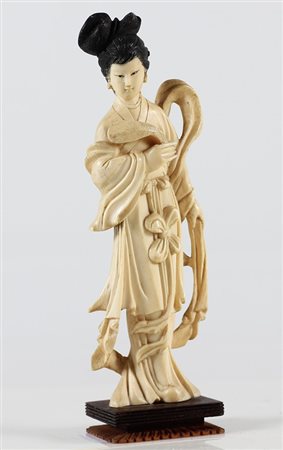MANIFATTURA CINESE DEL XIX SECOLO Senza titolo. Avorio. Cm 7,00 x 21,00 x 3,00.