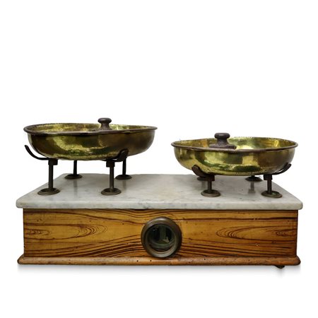 Bilancia antica a due piatti in ottone, in legno con base in metallo, con 7 pesi in ferro