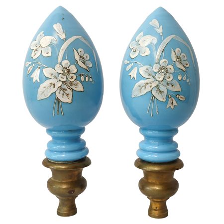Coppia di pomoli in vetro di Murano azzurro con decori floreali con smalti dipinti a mano, fine 19° 