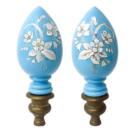 Coppia di pomoli in vetro di Murano azzurro con decori floreali con smalti dipinti a mano, fine 19° 