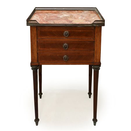 Comodino a tre cassetti