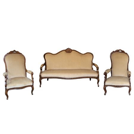 Salotto composto da 2 poltrone e un divano tappezzato in velluto beige