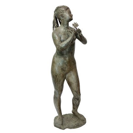 Giordano  Salvo (Catania 1909)  - Donna con fiore e petalo, scultura in bronzo patinato grigio