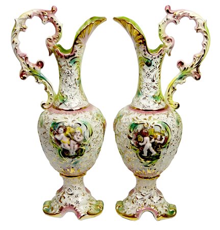 COPPIA DI VASI manifattura Capodimonte, decorati con putti e motivi dorati, h...